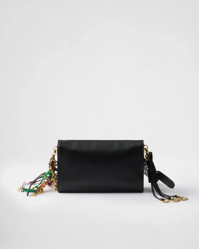 Bolso de hombro pequeño de piel Prada Soft con charms Bolso de hombro pequeño de piel Prada Soft con charms