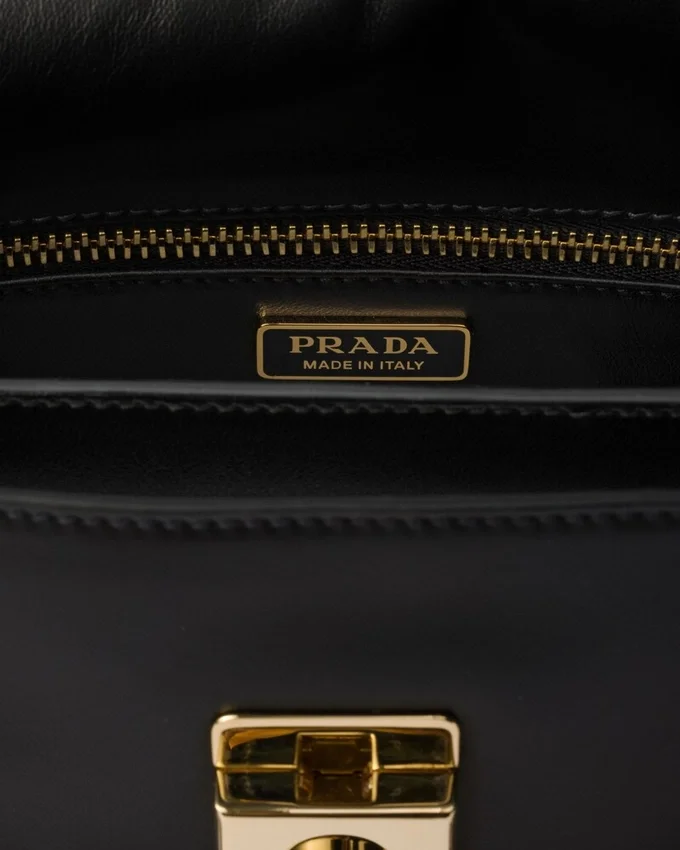 Bolso de hombro pequeño de piel Prada Soft con charms Bolso de hombro pequeño de piel Prada Soft con charms