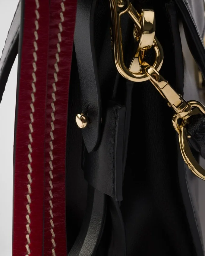 Bolso de hombro pequeño de piel Prada Soft con charms Bolso de hombro pequeño de piel Prada Soft con charms