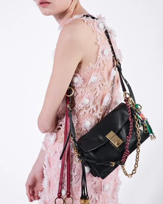 Bolso de hombro pequeño de piel Prada Soft con charms Bolso de hombro pequeño de piel Prada Soft con charms