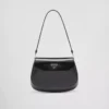 Bolso de hombro pequeño Prada Cleo de piel cepillada con solapa Bolso de hombro pequeño Prada Cleo de piel cepillada con solapa