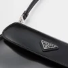 Bolso de hombro pequeño Prada Cleo de piel cepillada con solapa Bolso de hombro pequeño Prada Cleo de piel cepillada con solapa