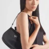 Bolso de hombro pequeño Prada Cleo de piel cepillada con solapa Bolso de hombro pequeño Prada Cleo de piel cepillada con solapa