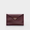 Bolso de mano tipo sobre de piel Saffiano Bolso de mano tipo sobre de piel Saffiano