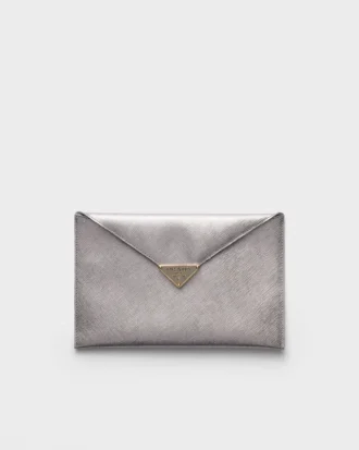 Bolso de mano tipo sobre de piel Saffiano
