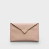 Bolso de mano tipo sobre de piel Saffiano Bolso de mano tipo sobre de piel Saffiano