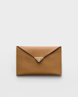 Bolso de mano tipo sobre de piel Saffiano