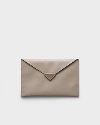 Bolso de mano tipo sobre de piel Saffiano