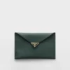 Bolso de mano tipo sobre de piel Saffiano Bolso de mano tipo sobre de piel Saffiano