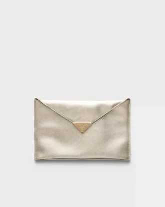 Bolso de mano tipo sobre de piel Saffiano