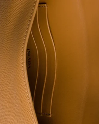 Bolso de mano tipo sobre de piel Saffiano
