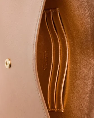 Bolso de mano tipo sobre de piel Saffiano