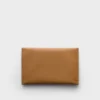 Bolso de mano tipo sobre de piel Saffiano Bolso de mano tipo sobre de piel Saffiano