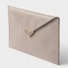 Bolso de mano tipo sobre de piel Saffiano Bolso de mano tipo sobre de piel Saffiano