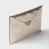 Bolso de mano tipo sobre de piel Saffiano Bolso de mano tipo sobre de piel Saffiano