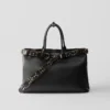 Bolso de piel con hebilla de Prada y cinturón con tachuelas Bolso de piel con hebilla de Prada y cinturón con tachuelas