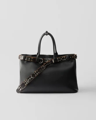 Bolso de piel con hebilla de Prada y cinturón con tachuelas