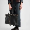 Bolso de piel con hebilla de Prada y cinturón con tachuelas Bolso de piel con hebilla de Prada y cinturón con tachuelas