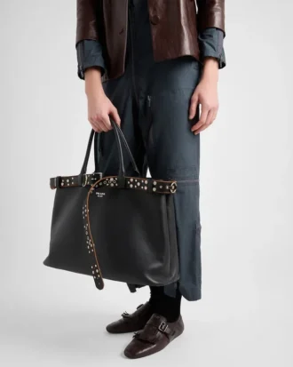 Bolso de piel con hebilla de Prada y cinturón con tachuelas
