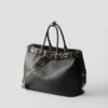 Bolso de piel con hebilla de Prada y cinturón con tachuelas Bolso de piel con hebilla de Prada y cinturón con tachuelas