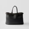 Bolso de piel con hebilla de Prada y cinturón con tachuelas Bolso de piel con hebilla de Prada y cinturón con tachuelas