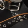 Bolso de piel con hebilla de Prada y cinturón con tachuelas Bolso de piel con hebilla de Prada y cinturón con tachuelas