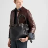 Bolso de piel con hebilla de Prada y cinturón con tachuelas Bolso de piel con hebilla de Prada y cinturón con tachuelas
