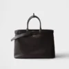 Bolso de piel con hebilla y cinturón de Prada