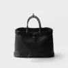 Bolso de piel con hebilla y cinturón de Prada Bolso de piel con hebilla y cinturón de Prada