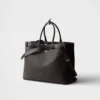 Bolso de piel con hebilla y cinturón de Prada