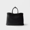 Bolso de piel con hebilla y cinturón de Prada Bolso de piel con hebilla y cinturón de Prada