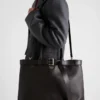 Bolso de piel con hebilla y cinturón de Prada