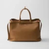 Bolso de piel con hebilla y doble cinturón de Prada Bolso de piel con hebilla y doble cinturón de Prada