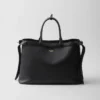 Bolso de piel con hebilla y doble cinturón de Prada Bolso de piel con hebilla y doble cinturón de Prada