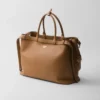 Bolso de piel con hebilla y doble cinturón de Prada Bolso de piel con hebilla y doble cinturón de Prada