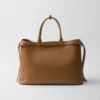 Bolso de piel con hebilla y doble cinturón de Prada Bolso de piel con hebilla y doble cinturón de Prada