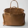 Bolso de piel con hebilla y doble cinturón de Prada Bolso de piel con hebilla y doble cinturón de Prada
