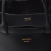 Bolso de piel con hebilla y doble cinturón de Prada Bolso de piel con hebilla y doble cinturón de Prada
