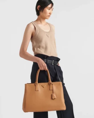 Bolso de piel extragrande con hebilla de Prada