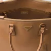 Bolso de piel extragrande con hebilla de Prada Bolso de piel extragrande con hebilla de Prada