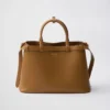 Bolso de piel mediano con hebilla Prada y doble cinturón Bolso de piel mediano con hebilla Prada y doble cinturón