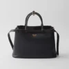 Bolso de piel mediano con hebilla Prada y doble cinturón Bolso de piel mediano con hebilla Prada y doble cinturón