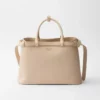 Bolso de piel mediano con hebilla Prada y doble cinturón Bolso de piel mediano con hebilla Prada y doble cinturón
