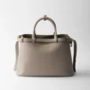 Bolso de piel mediano con hebilla Prada y doble cinturón Bolso de piel mediano con hebilla Prada y doble cinturón