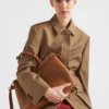 Bolso de piel mediano con hebilla Prada y doble cinturón Bolso de piel mediano con hebilla Prada y doble cinturón