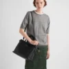 Bolso de piel mediano con hebilla Prada y doble cinturón Bolso de piel mediano con hebilla Prada y doble cinturón