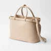 Bolso de piel mediano con hebilla Prada y doble cinturón Bolso de piel mediano con hebilla Prada y doble cinturón