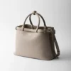 Bolso de piel mediano con hebilla Prada y doble cinturón Bolso de piel mediano con hebilla Prada y doble cinturón