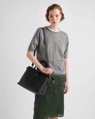 Bolso de piel mediano con hebilla Prada y doble cinturón
