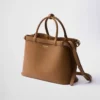 Bolso de piel mediano con hebilla Prada y doble cinturón Bolso de piel mediano con hebilla Prada y doble cinturón